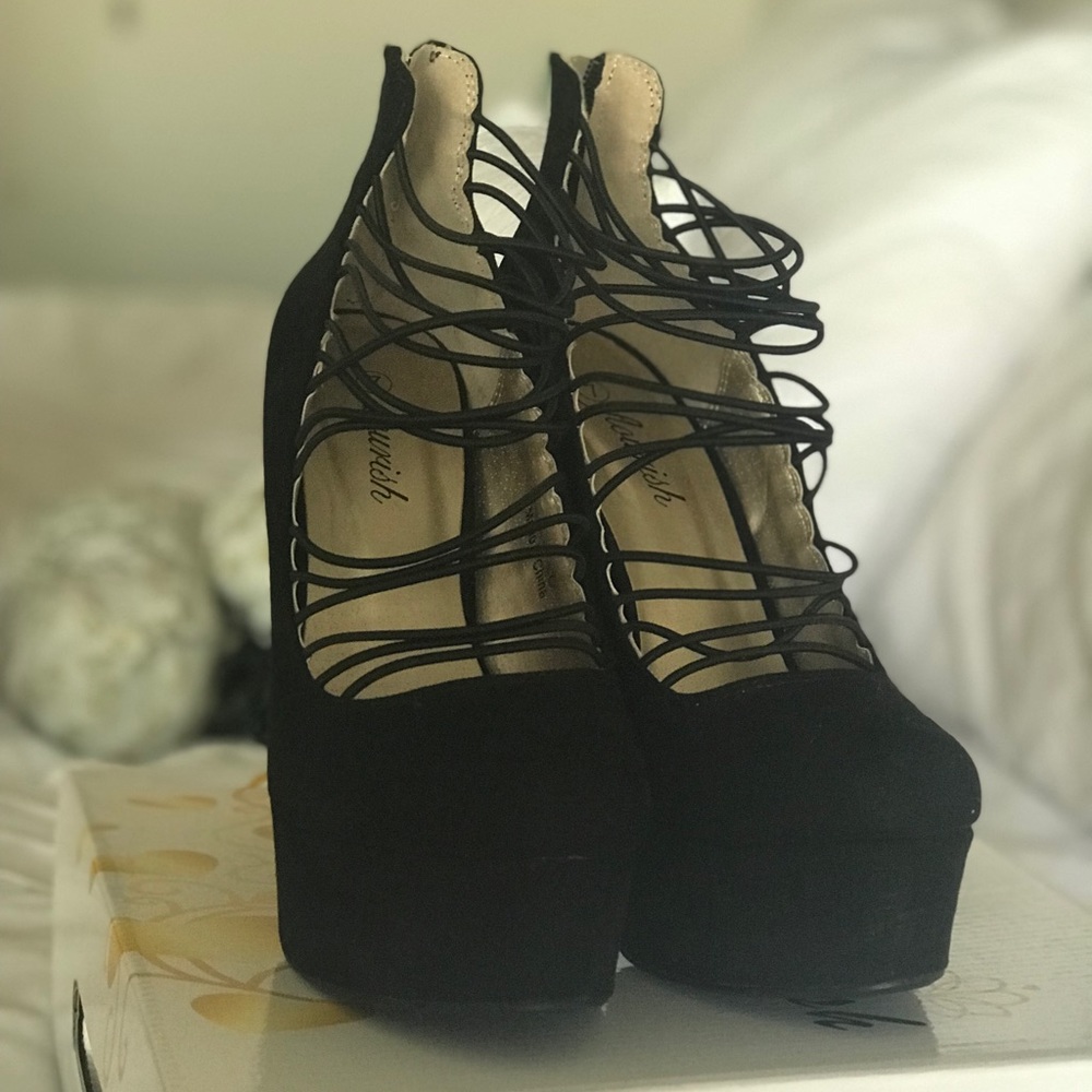 Selling this black sexy heals